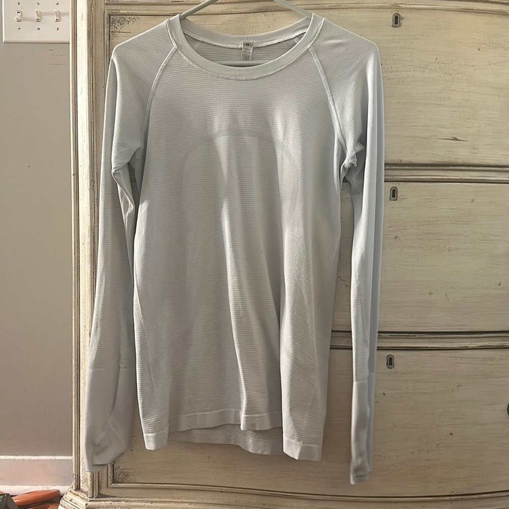 Lululemon White swiftly Tech Long sleeved shirt. Gently used. No flaws.